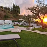 Pensión Skyview 4*