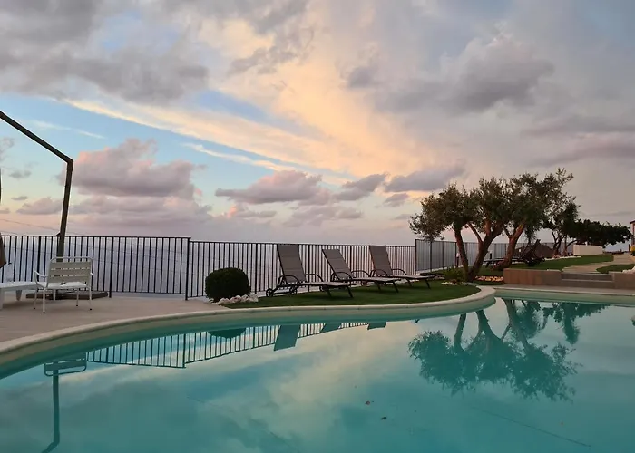 Skyview Гостьовий будинок Чефалу