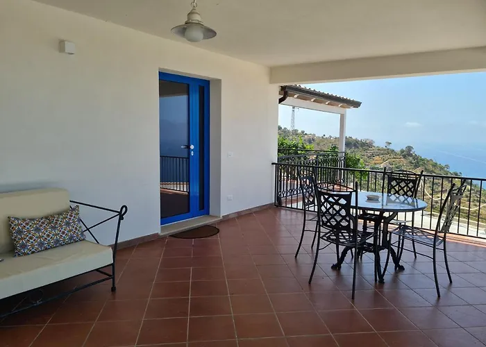 Skyview Гостьовий будинок Чефалу